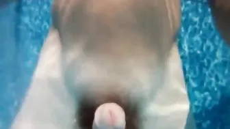 Unterwasser-handjob eines amateur-twinks mit massivem spritzen
