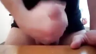 Un amateur se masturba su enorme polla