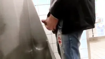 Chico hetero curioso se masturba la polla grande para papi