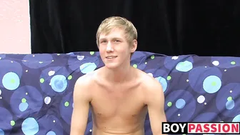 El flaco twink hayden gime mientras se masturba su gran polla en ma...
