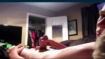 Masturbación y frotamiento de twink amateur en webcam
