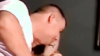 Hombre maduro chupa la gran polla de un joven amateur y recibe su c...