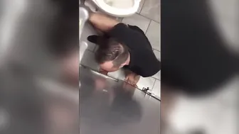 Mamada amateur y tributo de semen en escena de glory hole público