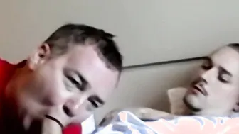 Oso maduro chupa dos pollas grandes en trío interracial pov