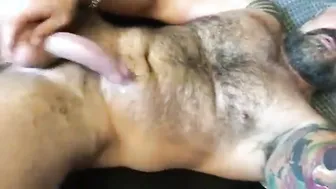 Papá peludo musculoso se masturba y se corre