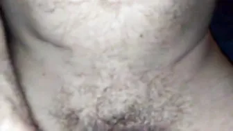 Papi mayor se folla a joven twink a pelo después de ligar en fiesta...