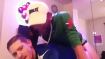 Amigos amadores curtem sexo anal sem camisinha e boquete em gloryhole