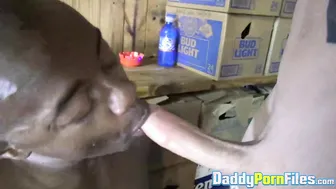 El papá negro aaron trainer chupa y monta una polla enorme y dura