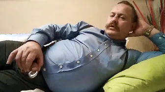 Daddy oso gordito da una paja amateur a un twink