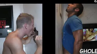 Twink chupa e bate punheta num pau duro através de um gloryhole