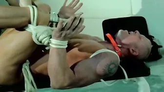 Stud musclé attaché subit électro-stimulation et domination anale p...