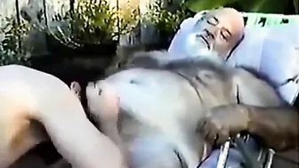 Oso peludo mayor recibe una mamada de un hombre más joven