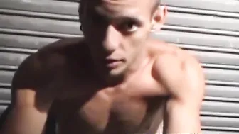 Jock tatuado algemado e batendo punheta sozinho com seu pau duro