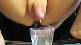 Longue séance de massage de la prostate dans une tasse