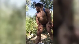 Papá excursionista y musculoso cachondo follan a pelo al aire libre