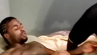 白人男性にキスされながら黒人素人男性がオナニー