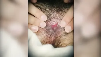 Ursinho peludo amador brinca com seu buraco apertado sozinho