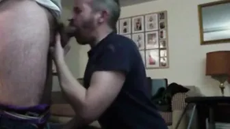 Twink atiende a daddy mayor en follada amateur a pelo