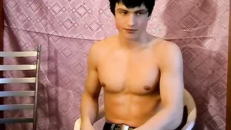 पतला युवक गस अकेले लगातार सिगरेट पीता है और अपने मोटे खतना किए बिना...