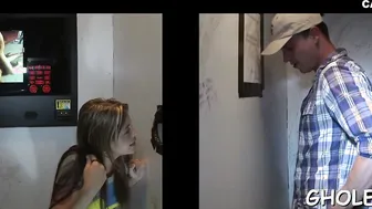Twink faz garganta profunda em pau duro na gloryhole em cena de boq...