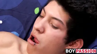Twink interviewt und wichst seinen großen gepiercten schwanz bis zu...
