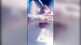 Twink amador bate punheta no pau grande e goza