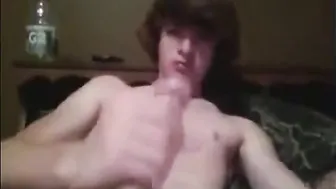 Twink amateur masturbándose en webcam