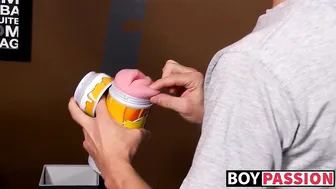 Le minet philip ashton se branle avec un fleshlight