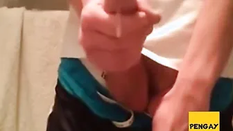 Twink masturbándose en ropa interior y corriéndose múltiples veces