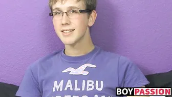 Twink magrinho tommie reed bate punheta com seu pau grande em solo