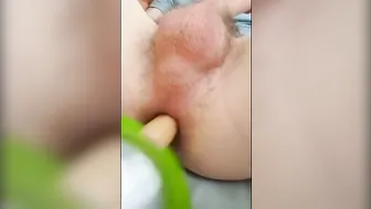 शौकिया ट्विंक अपने छेद को लकड़ी के डिल्डो से सोलो एनल प्ले में फैला...