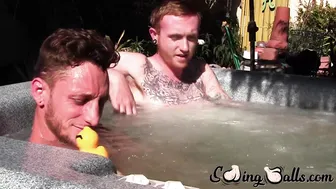 Corey gunz e dom ty se masturbam seus paus grandes no jacuzzi externo