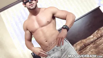 Jock musculoso enmascarado se masturba la polla masiva con un flesh...