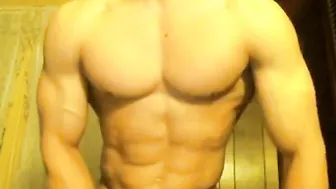 Tipos musculosos amateur se masturban sus vergones en webcam