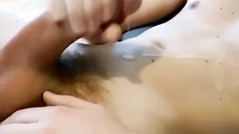 Twink depilado esfrega o pau e as bolas grandes até gozar feio