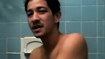 Jeune homme tatoué se douche et branle sa grosse bite
