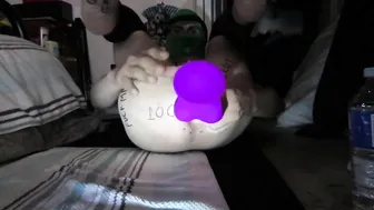 Un twink estira su agujero con un enorme consolador morado