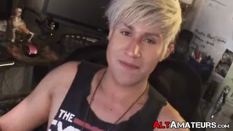 Rubio jock emo se masturba la gran polla en entrevista
