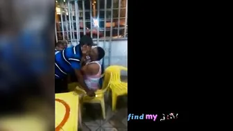 Un homme gay latin plus âgé ramasse un mec au bar