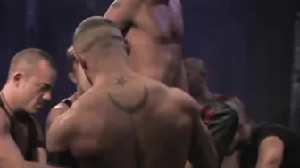 Francois sagat e matthieu paris em uma cena de fisting em grupo har...