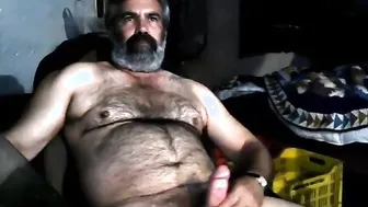 Papá griego barbudo musculoso se masturba su gruesa polla en solitario
