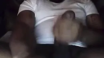 Semental negro musculoso se masturba su gruesa bbc y se corre fuerte
