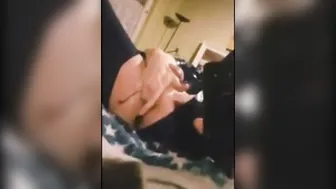 твинк трахает себя большим секс-игрушкой без помощи рук