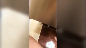 Amador flagrado masturbando seu pau pequeno em banheiro público