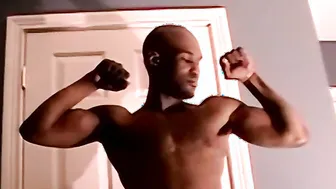 Twink negro bonitinho se masturba e goza muito