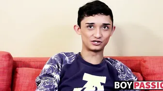 El joven casey xander se abre el culo y se masturba la polla grande...