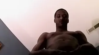 شاب أسود رياضي ي masturbate زبه الكبير ويحصل على مص حتى القذف في الفم
