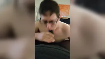 Twink magro chupa um pau preto grosso em uma mamada interracial