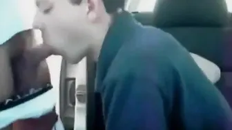 Twink amateur hace una mamada en el coche y recibe una corrida