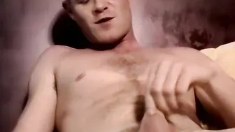 Twink amateur se masturba su gran polla y dispara una carga en el d...